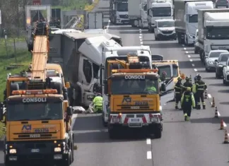 Sfârșit tragic pentru un șofer român de TIR în Italia. A murit pe autostradă, într-o coliziune violentă cu o autocisternă 1