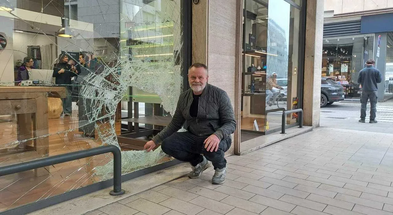 9394608_04094255_spaccata_negozio_ottica_gianeletti_ladri_dodicesimo_furto