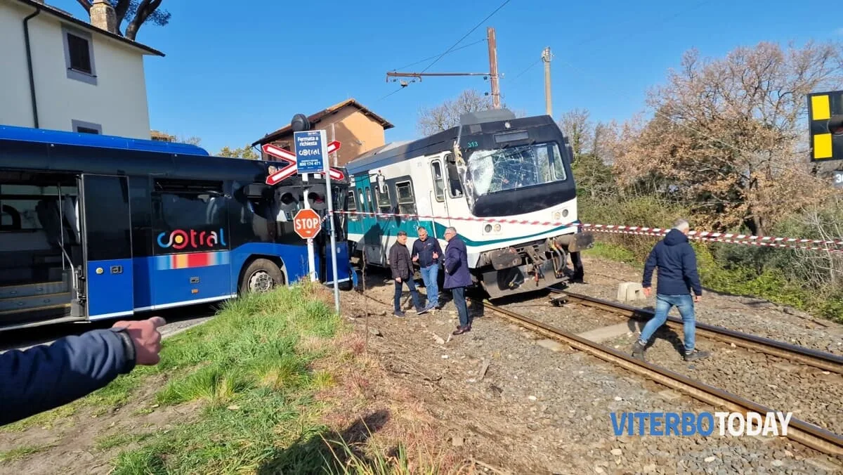 Roma nord - Incidente bus - treno a Soriano nel Cimino (12) Roma nord - Incidente bus - treno a Soriano nel Cimino (12)