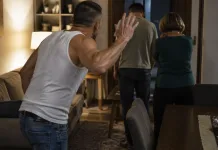 Român din Italia, își bate mama și fratele, apoi distruge mașina femeii. Încătușat și dus la închisoare 1