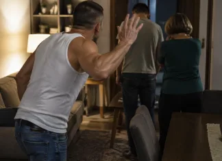 Român din Italia, își bate mama și fratele, apoi distruge mașina femeii. Încătușat și dus la închisoare 1