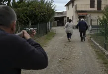 Badantă din Italia și bătrânul asistat, împușcați de un vecin. Bărbatul s-a baricadat apoi în casă 1