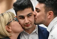 Un tânăr din Italia care și-a ucis tatăl pentru a-și apăra mama, cere despăgubiri statului italian. Alex a stat 539 de zile la închisoare 1