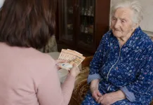 Îngrijitoare româncă din Italia, a terorizat-o pe fiica unei bătrâne pentru care a lucrat numai trei zile. „Dacă nu-mi trimiți banii, te denunț la carabinieri. Spun că m-ai ținut la negru, m-ai lăsat pe drumuri” 1