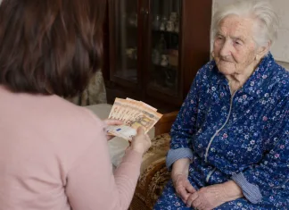 Badantă româncă din Italia, a terorizat-o pe fiica unei bătrâne pentru care a lucrat numai trei zile. „Dacă nu-mi trimiți banii, te denunț la carabinieri. Spun că m-ai ținut la negru, m-ai lăsat pe drumuri” 1