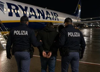 Avion care zbura spre Italia, aterizare de urgență în alt oraș după ce un pasager beat a încercat să se apropie de cabina piloților 1