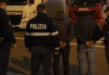 Doi șoferi români de TIR, furt eșuat pe o autostradă din Italia. Opriți de polițiști înainte să dispară marfa dintr-un alt automarfar 1