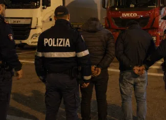 Doi șoferi români de TIR, furt eșuat pe o autostradă din Italia. Opriți de polițiști înainte să dispară marfa dintr-un alt automarfar 1
