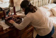 Badantă din Italia, fură bijuterii de 8.000 de euro de la bătrânii pentru care lucra. Pedeapsa primită de femeie 1