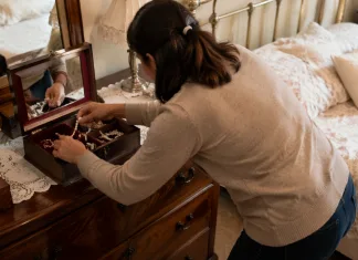 Badantă din Italia, fură bijuterii de 8.000 de euro de la bătrânii pentru care lucra. Pedeapsa primită de femeie 1