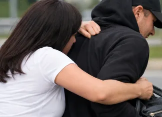 Moldoveancă jefuită în plină stradă în Italia de un tânăr italian. Femeia a urmărit infractorul și l-a blocat imediat 1