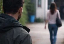 Român acuzat în Italia că și-a terorizat o colegă luni la rând cu amenințări și insulte. „Soțul tău trebuie să facă un infarct pentru că este vaccinat” 1