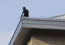 VIDEO | Un român a stat o noapte întreagă pe acoperișul unui bloc din Italia, amenințând că se aruncă în gol. Voia să vorbească cu consulul român și un avocat 1