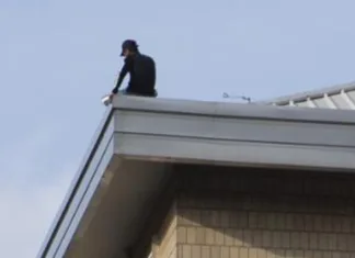 VIDEO | Un român a stat o noapte întreagă pe acoperișul unui bloc din Italia, amenințând că se aruncă în gol. Voia să vorbească cu consulul român și un avocat 1