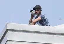 Român din Italia, de peste 50 de ore pe acoperișul unui bloc. Negocierile nu au reușit să-l convingă să coboare 1200-2026041984950