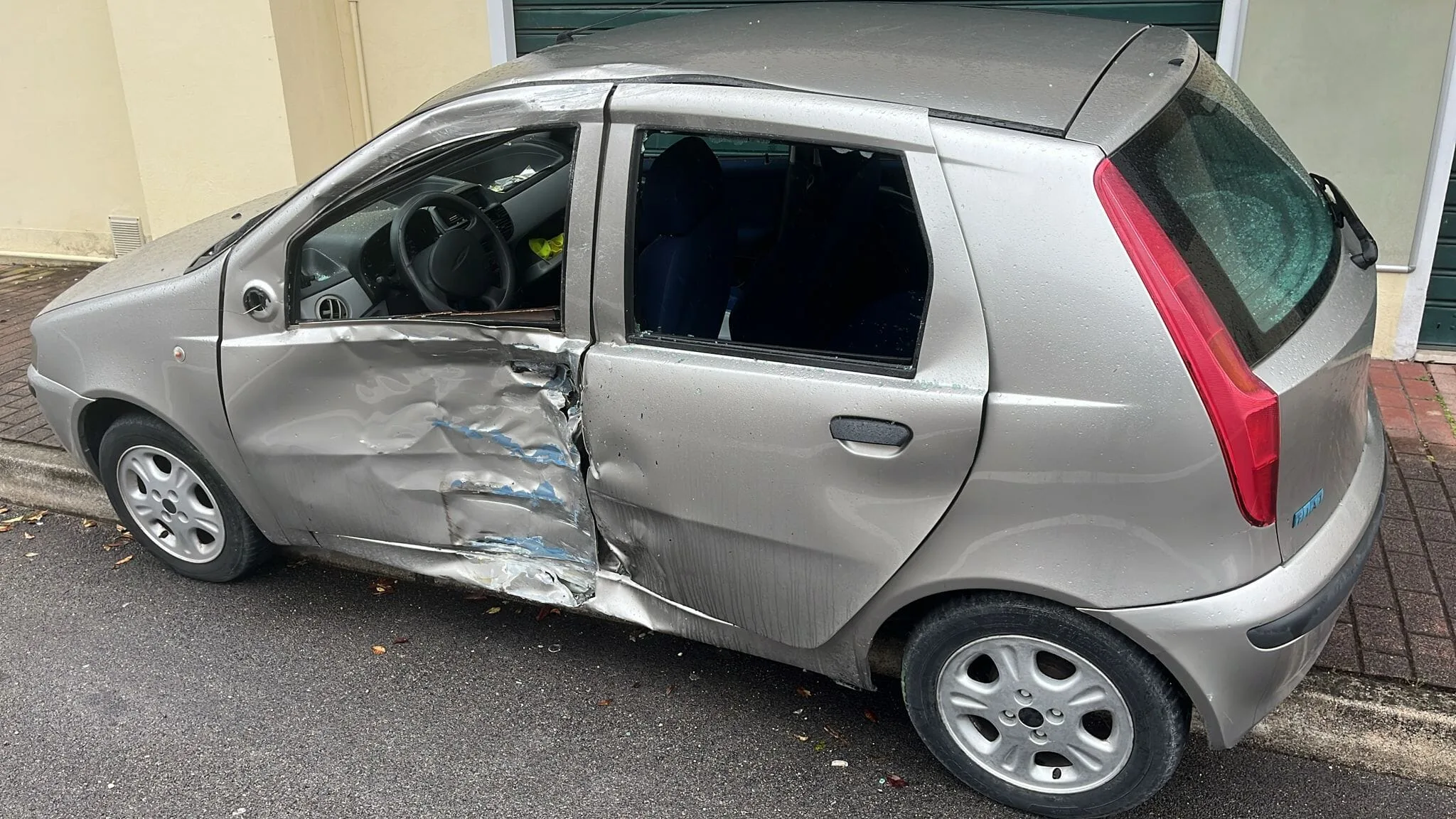 Ecco come è ridotta la Punto dopo l'ìimpatto