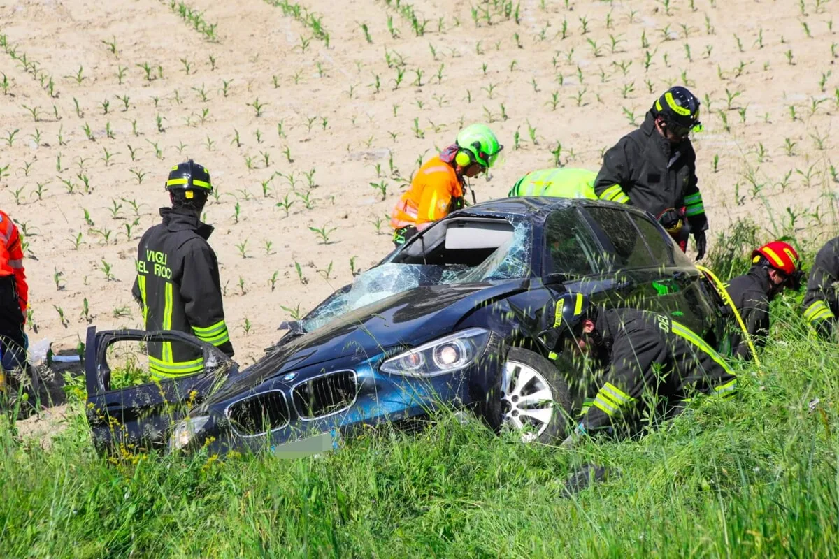 La macchina distrutta dopo l'incidente con vigili del fuoco e carabinieri