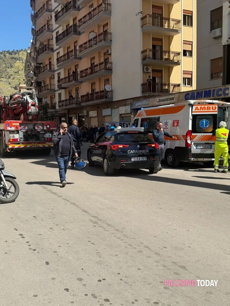 Si spezza braccio di una gru_ due operai morti in via Ruggero Marturano (2)