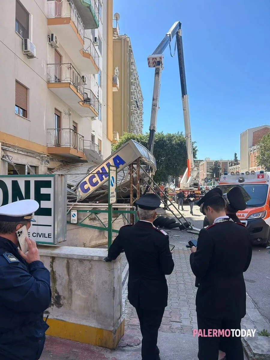 Si spezza braccio di una gru_ due operai morti in via Ruggero Marturano (7)