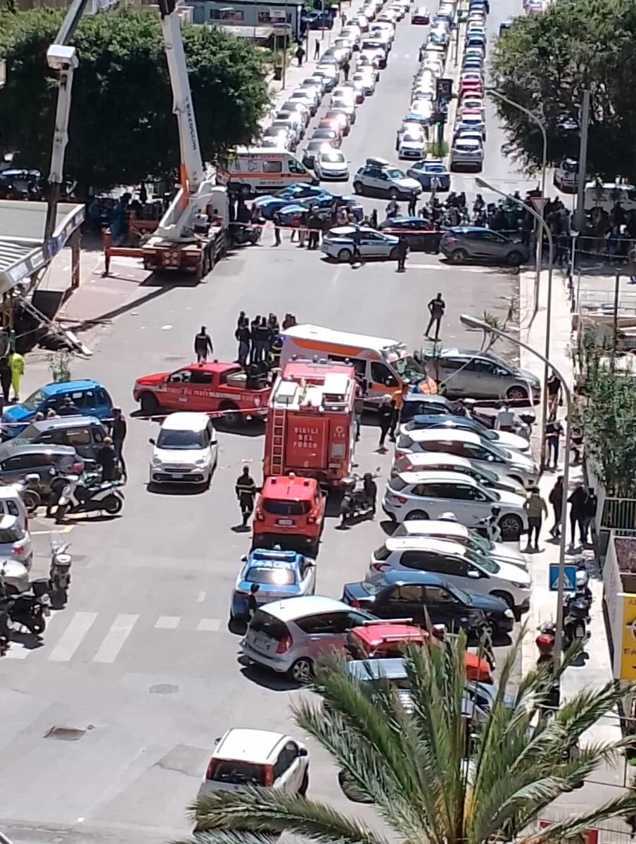 Si spezza braccio di una gru_ due operai morti in via Ruggero Marturano (9)