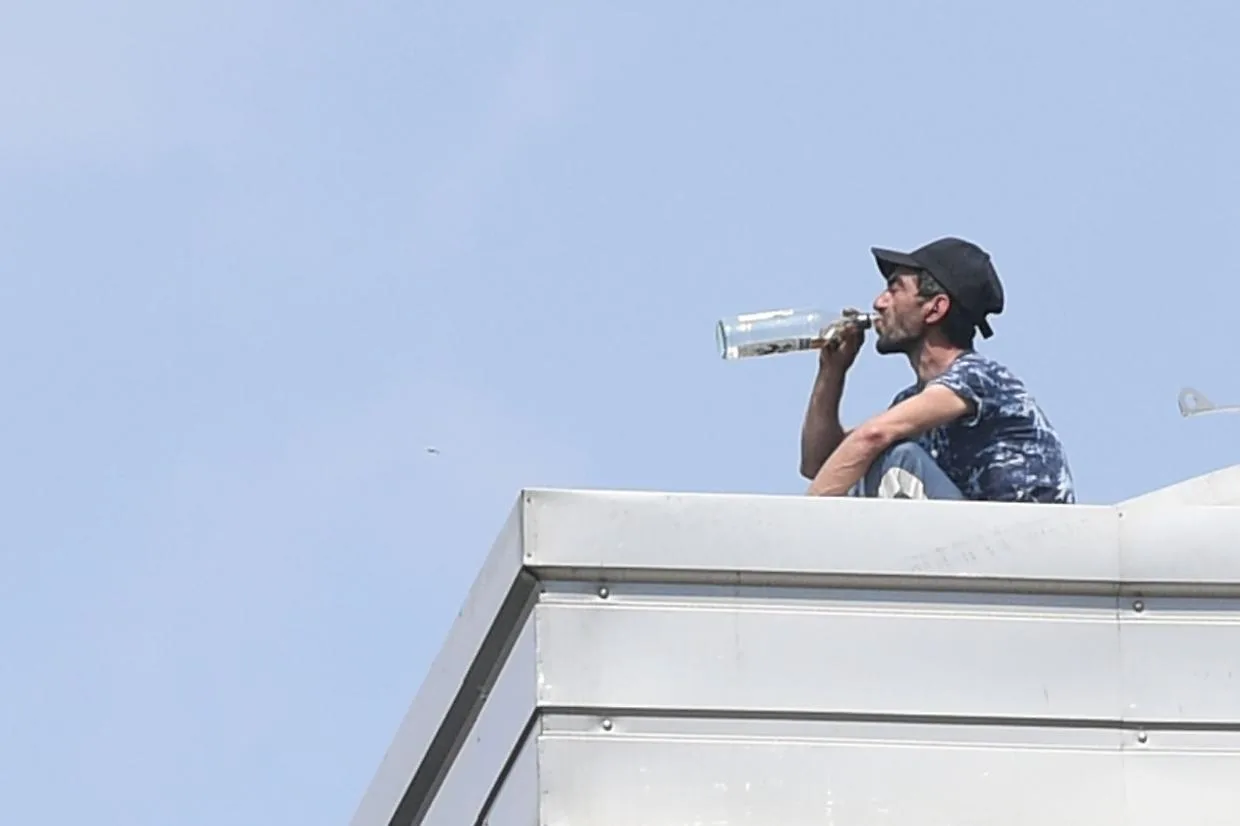 WhatsApp_Image_2026-04-18_at_20.04.12-1776579582476.jpeg--uomo_sul_tetto_a_santa_rita__50_ore_dopo_non_e_cambiato_nulla