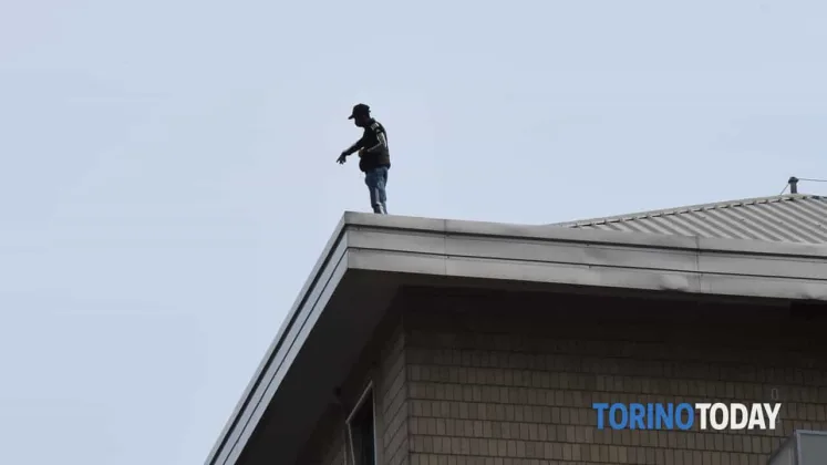 uomo-tetto-palazzo-via-acciarini-260417-3