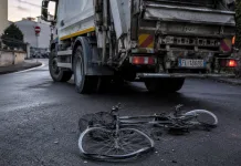 Badantă moartă în Italia după un accident cumplit cu bicicleta. Lovită de un camion de gunoi 1