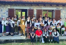 Ii românești, purtate cu emoție de românii din Italia într-un cadru spectaculos 1