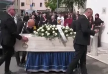 VIDEO | Durere imensă la înmormântarea lui Marian, tânărul din Italia mort în urma unui grav acicdent. „Nu putem accepta faptul că ne-ai părăsit prea devreme” 1