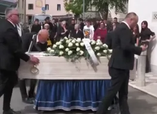 VIDEO | Durere imensă la înmormântarea lui Marian, tânărul din Italia mort în urma unui grav acicdent. „Nu putem accepta faptul că ne-ai părăsit prea devreme” 1