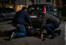 Român din Italia, înarmat cu un pistol, amenință cu moartea doi conaționali în plină stradă. Ceilalți doi români l-au blocat imediat 1