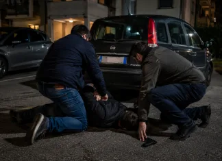 Român din Italia, înarmat cu un pistol, amenință cu moartea doi conaționali în plină stradă. Ceilalți doi români l-au blocat imediat 1