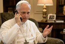 Papa Leon s-a trezit cu telefonul închis în nas de o operatoare a băncii unde-și ține banii după ce s-a prezentat și a făcut o solicitare. Femeia nu l-a crezut 1