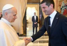 Cristi Chivu și echipa sa, în fața Papei Leon la Vatican. Pontiful le-a cerut fotbaliștilor să fie modele pentru tineri 1