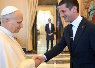 Cristi Chivu și echipa sa, în fața Papei Leon la Vatican. Pontiful le-a cerut fotbaliștilor să fie modele pentru tineri 1