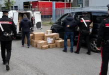 Doi moldoveni din Italia, prinși în flagrant în timp ce furau produse din sediul unei firme de curierat pentru care lucrau. „Facem asta de ani de zile” 1