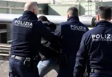 Român condamnat la închisoare pe viață în Italia, a încercat să evadeze pe o conductă de apă 1