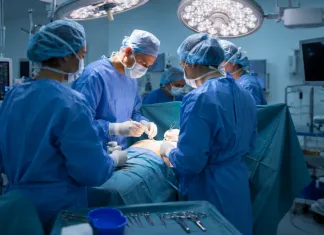 O femeie operată în Italia a trecut prin luni întregi de suferință după ce medicul a uitat o foarfecă chirurgicală în abdomenul ei 1
