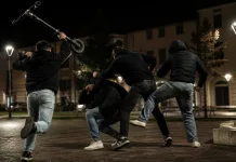 Tânăr român din Italia, bătut cu cruzime în plină stradă. Unul dintre agresori a folosit o trotinetă pe post de armă 1