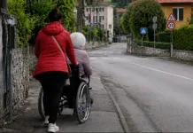 Badantă din Italia, acuzată că i-a furat bătrânei 100.000 de euro. Ce s-a aflat la proces i-a uimit pe magistrați 1200-20260528202712