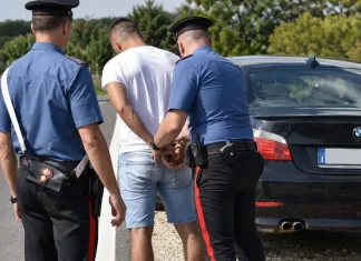 Un român din Italia a fugit cu BMW-ul de carabinieri și a încercat să le fure un pistol. Urmărire periculoasă finalizată cu un arest 1