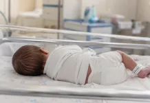 Bebelușul unui român din Italia, mort la numai două săptămâni după ce a fost născut acasă. Părinții acuzați de omor din culpă 1