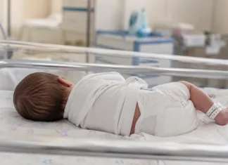 Bebelușul unui român din Italia, mort la numai două săptămâni după ce a fost născut acasă. Părinții acuzați de omor din culpă 1