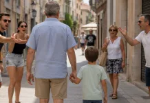 Un italian a încercat să-și răpească fiul de 7 ani din România, chiar din clasa de la școală. Blocat de trecători când încerca să fugă cu băiatul în brațe 1