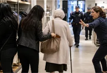 Badantă din Italia, eroină după ce și-a salvat bătrâna de la un furt. Era pe cale să rămână fără portofel și carduri 1