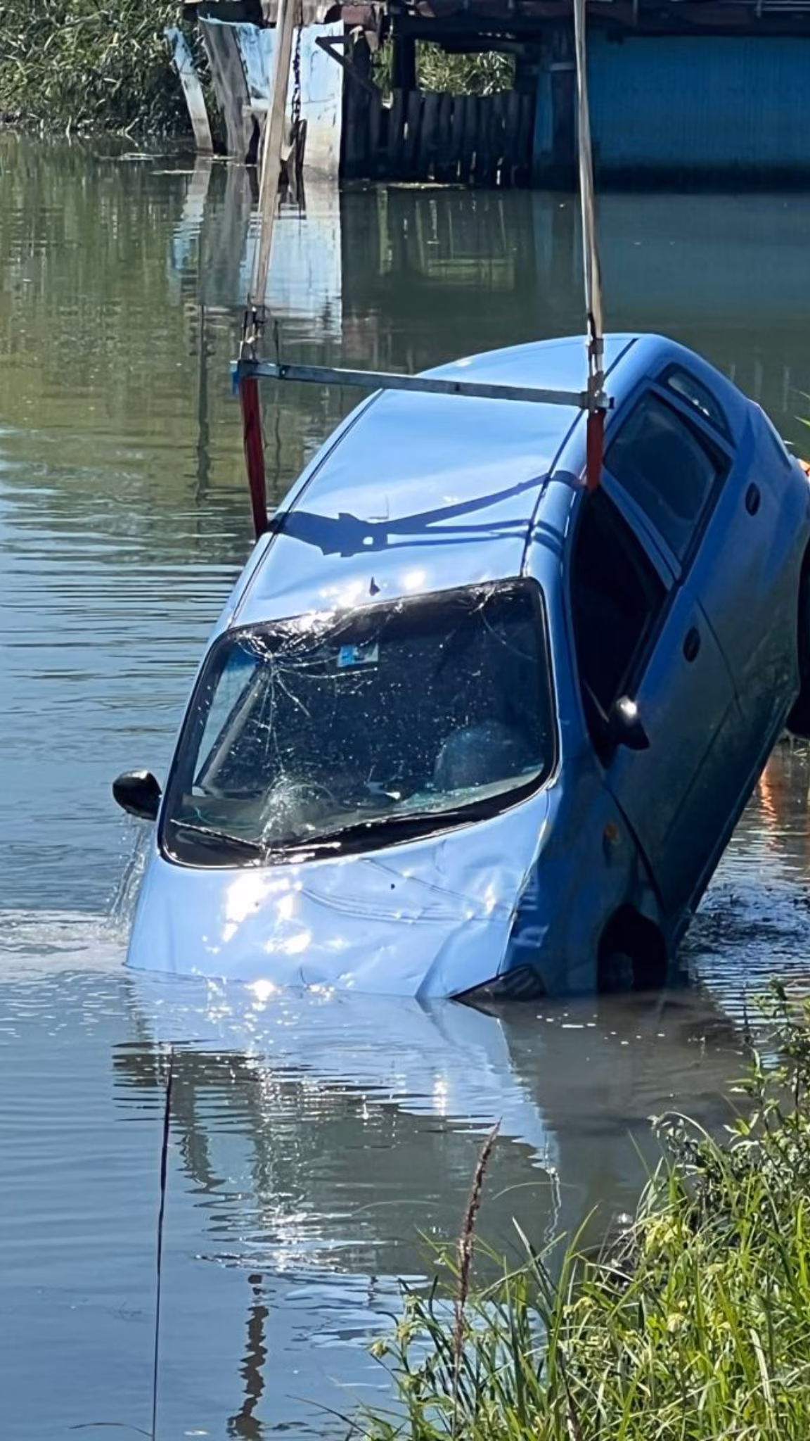 1754832561735_Lautomobile_mentre_viene_recuperata_dalle_acque_del_Sile 1754832561735_Lautomobile_mentre_viene_recuperata_dalle_acque_del_Sile