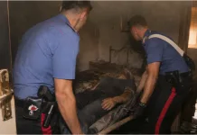 Român găsit inconștient într-o casă plină de fum în Italia. Carabinierii au spart ușa și l-au salvat 1