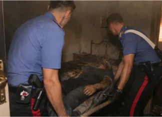 Român găsit inconștient într-o casă plină de fum în Italia. Carabinierii au spart ușa și l-au salvat 1