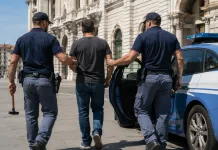 Un român a încercat să intre cu un ciocan asupra sa într-un consulat românesc din Italia. Oprit de paznic și preluat de polițiști 1