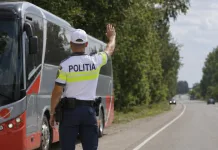 Autocar plin cu români care mergeau în Italia, blocat de polițiști. Nu au mai fost lăsați să-și continue călătoria 1
